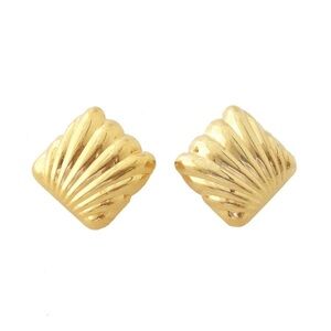 Gold-Tone Women's Shell Design Stud Earrings - Unbranded